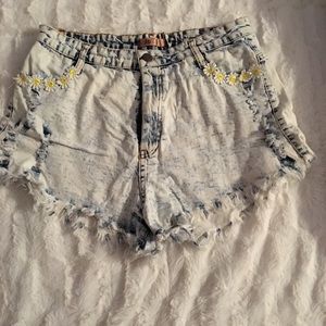 Adorable daisy shorts size L